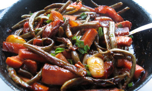 Вам понадобятся:  спаржа, любые грибы, помидоры черри, томатная паста, морковь, чеснок,  зеленый лук, укроп, листья салата, оливковое масло, соль, специи – по  желанию.
Приготовление: нарезаем очищенную спаржу и морковь,  кладем в глубокую сковороду, заливаем водой (не до краев), ставим на  огонь минут на 15. Как овощи подойдут, добавляем к ним грибы (заранее  отварные), порубленные листья салата, томатную пасту, чеснок и оливковое  масло пару ст. ложек. Ждем 5-7 минут, затем добавляем укроп, соль,  специи и кладем помидоры черри (целиковые). Накрываем крышкой на 3  минуты и можно блюдо подавать к столу!