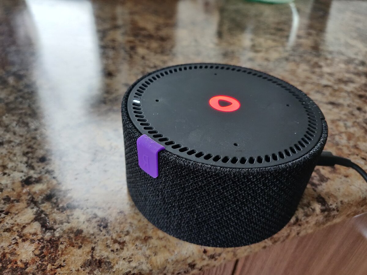 Колонка по размерам не большая. Громкая, если слушаю музыку то ставлю громкость чуть больше половины. Хорошо распознает речь и голос хозяина. В начале спрашивает как ей к вам обращаться) Выходит прикольно. Работает от провода в розетке но можно и от переносного аккумулятора. Так что можно с ней путешествовать, лишь бы интернет был) Имеется световой индикатор, который меняет цвет в зависимости от настраиваемой громкости, громкость можно настраивать как голосом так и рукой т.к. над колонкой расположен датчик управления жестами. Так же в колонке есть Bluetooth . Можно подключить телефон и пользоваться ей как обычной колонкой. Еще имеется разъем 3.5 так же для подключения телефона к колонке или колонки к машине (Возможно). Умная колонка Яндекс имеет функцию «умный дом» позволяющая через Алису включит к примеру робота пылесоса, чайник и многие другие устройства в доме. В общем у колонки много интересных фишек которые не дадут вам грустить. 