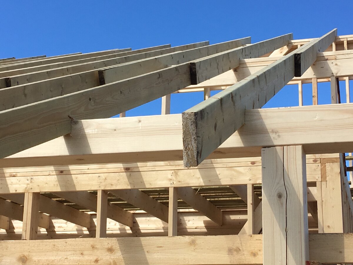 Обратите внимание на глубину запила стропил и их толщину