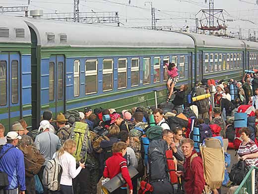 Пассажиры лезут через форточку в электричку Междуреченск - Бискамжа, ст. Междуреченск, 2012 год. Фото kuzbass.aif.ru