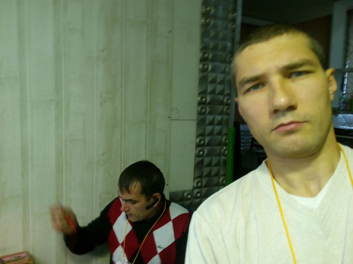 Это я: "Бодрый Лентяй" в мастерской, которую мы открыли с другом за копейки.