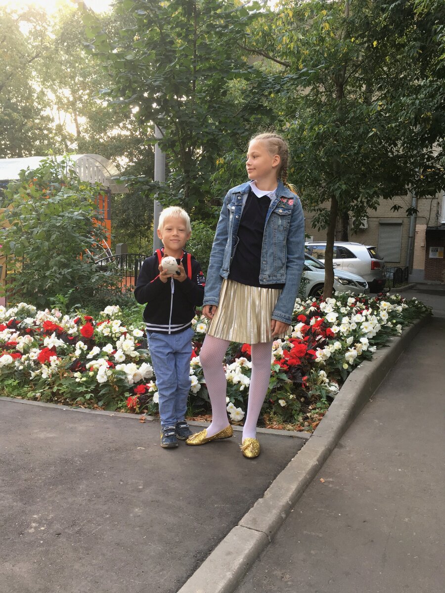 Соня (10 лет) и Захар (5 лет) не очень рады фотографироваться вместе 1-го сентября
