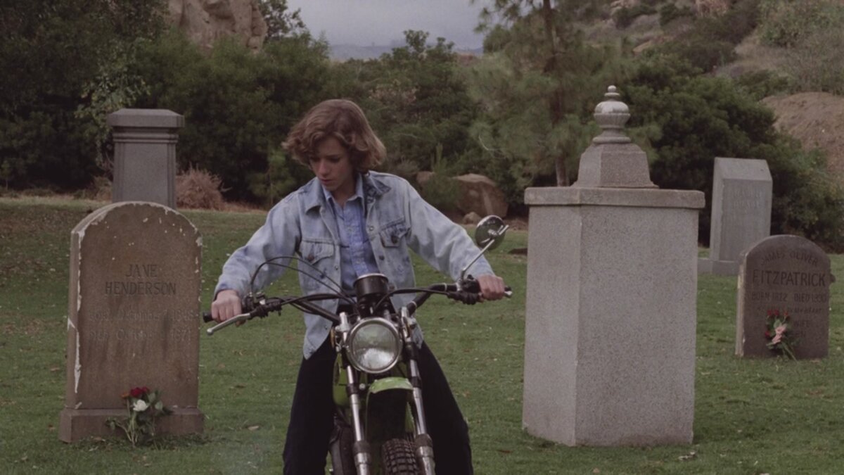 13-летний подросток, главный протагонист ленты. Интересный момент - пацан рассекает по кладбищу на мотоцикле и это воспринимается как норма.