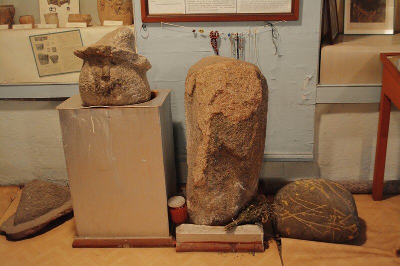 Экспонаты Себежского краеведческого музея (Псковская область) Идол в шляпе и Пестун.