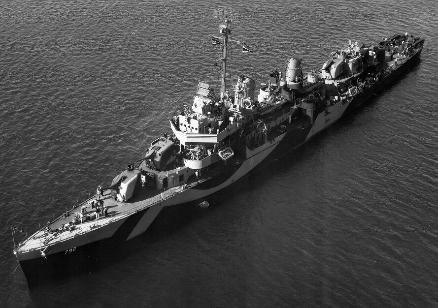 Американcкий эсминец DD-792 "Каллахэн", погибший от удара камикадзе в радиолокационном дозоре у Окинавы