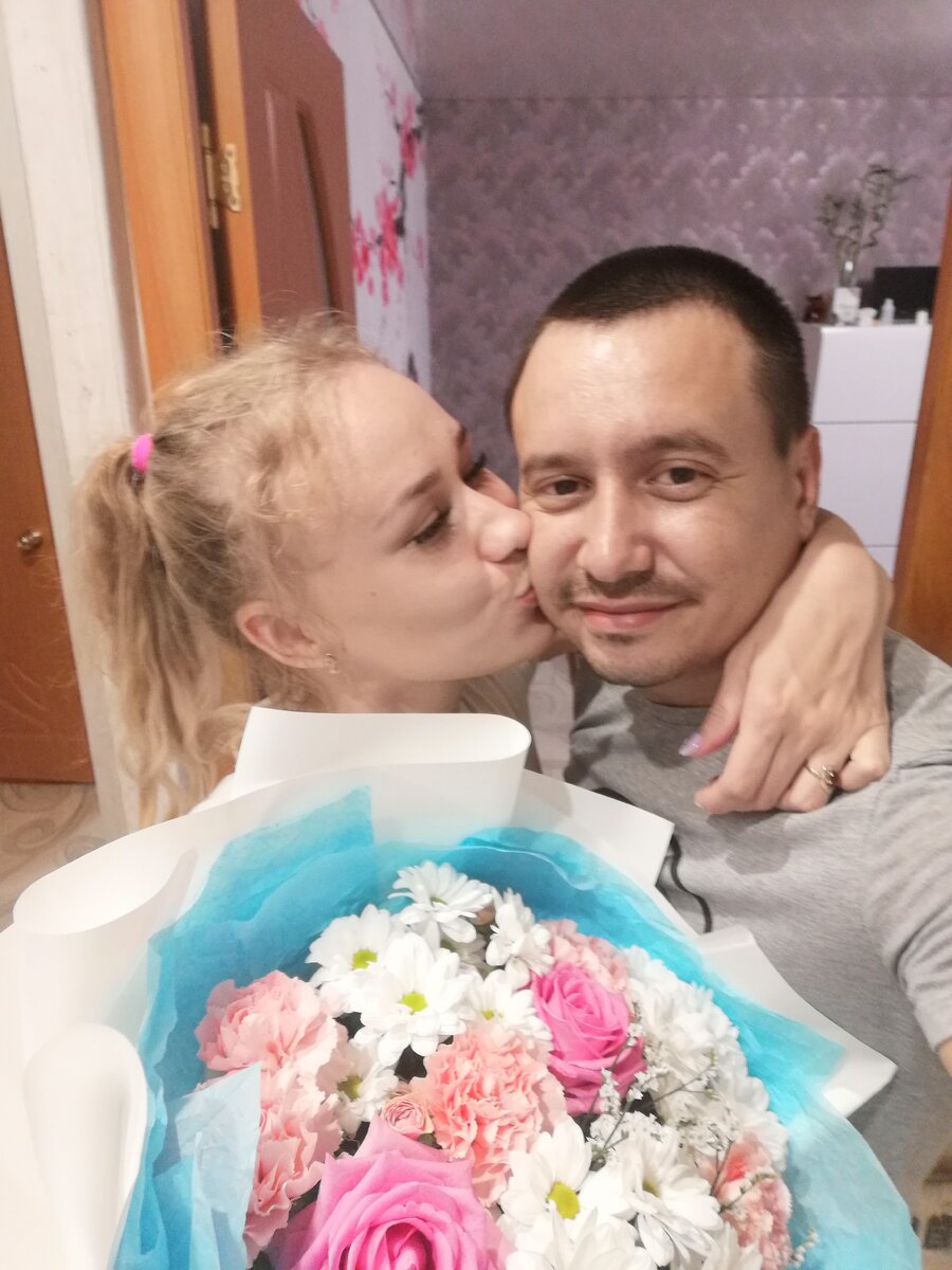 Хочу рассказать об одном очень простом способе манипуляции. Хотя.... Это и манипуляцией то трудно назвать. Это больше умение добиться желаемого от мужа в быту. Возьмём конкретный пример: Вы давно просите мужа починить дверцу шкафа, а муж постоянно находит предлоги чтобы этого не делать. Что в такой ситуации обычно говорит жена? - Ты ничего не делаешь! Сколько можно просить!? Тебе на меня наплевать! итд.. Как не довести эту ситуацию до скандала? Нужно не обвинять мужа в том что он такой плохой, а говорить ему о своих чувствах: Мне очень не удобно пользоваться шкафом со сломанной дверцей....Меня обижает то что ты не хочешь мне помочь... Я очень переживаю, что из-за такой ерунды мы можем поругаться... Такое поведение жены не сможет спровоцировать агрессию мужа и скандал в семье. У мужчины подсознательно появится желание помочь. P. S.  таким же способом можно получать от мужа желаемый подарок 😉