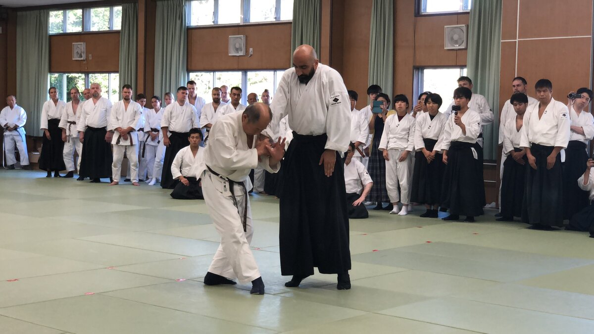 Сэнсэй Кондо читает лекцию про Айки на международном съезде членов Школы в Японии, 2019 год