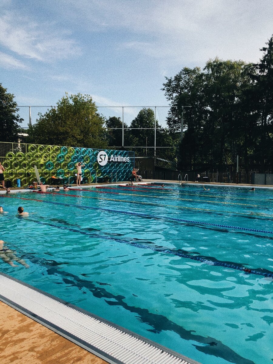 основной бассейн: 6 дорожек, одна из них для скоростного плавания