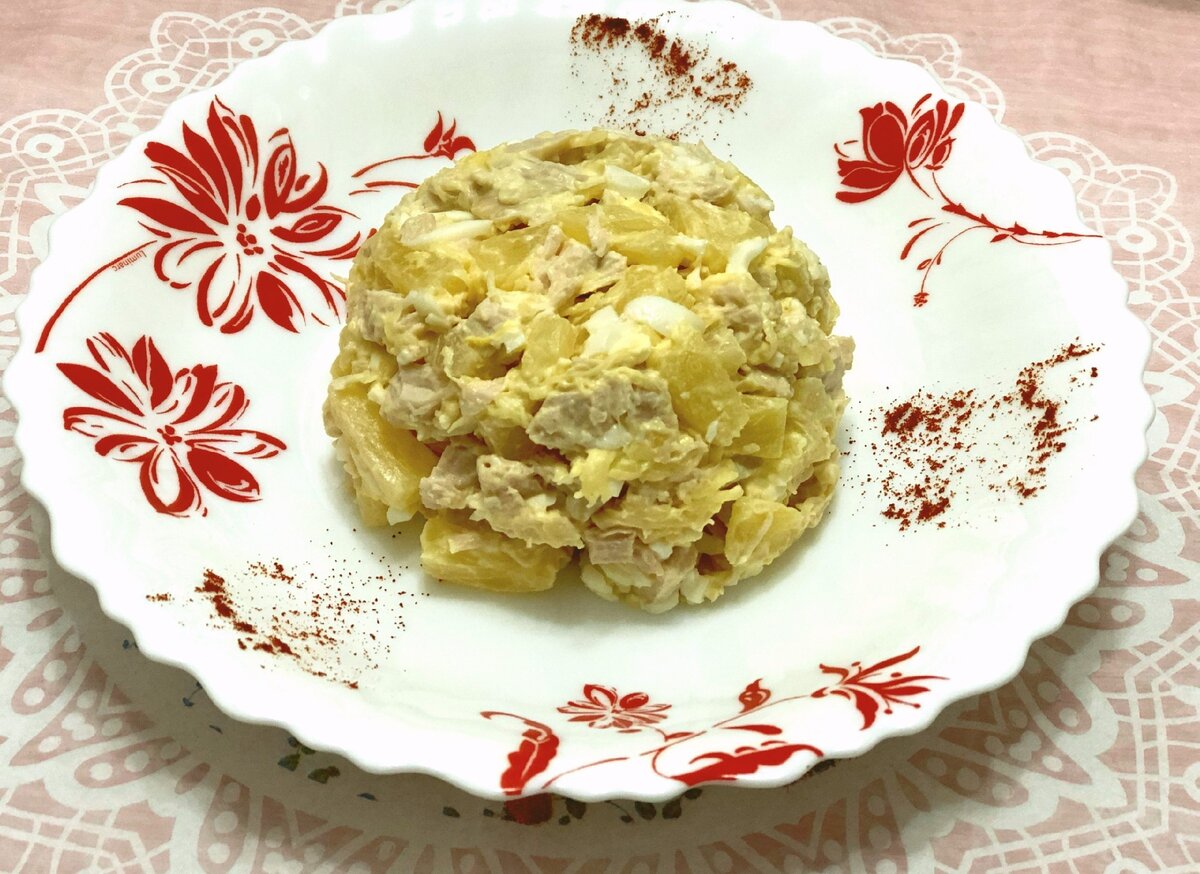 Салат с курицей орехами чесноком. Салат с ананасом и курицей. Салат из ананасов и курицы и сыра и грецких орехов. Салат ананас с курицей и сыром и грецкими. Салат с ананасами и куриной грудкой и сыром и грецкими орехами.