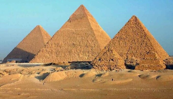 Великие пирамиды Гизы. (интересный.ком)