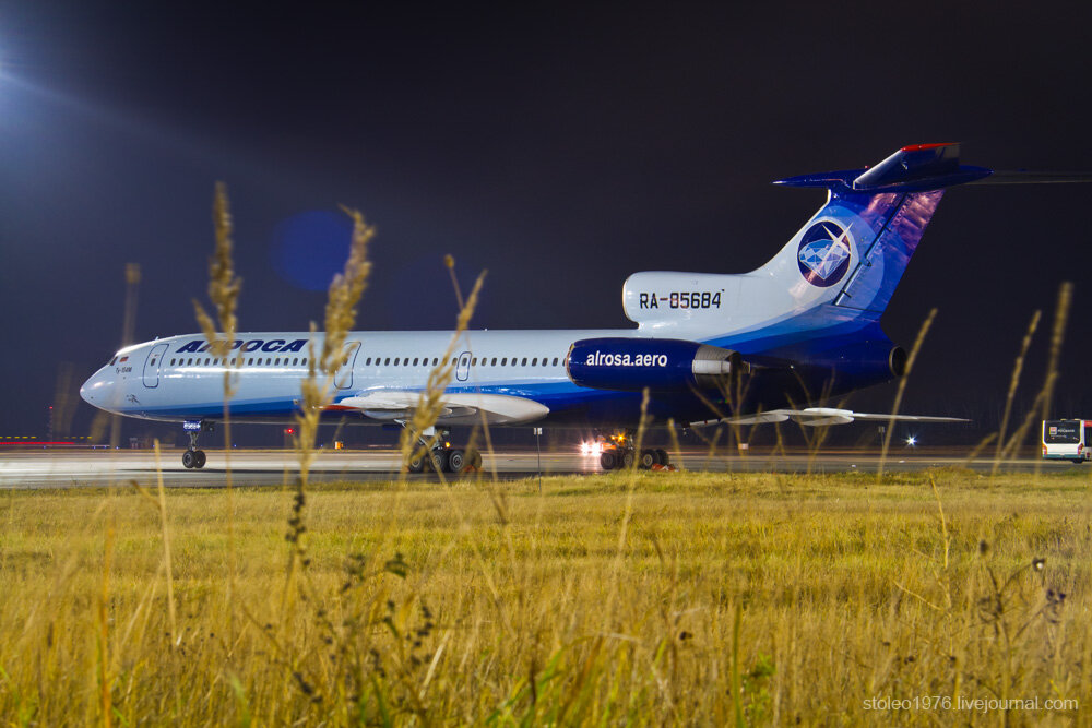 красавец - стремительный как стрела. Этот Ту-154М Ижма после завершения эксплуатации расположился в музее истории авиации в Толмачево