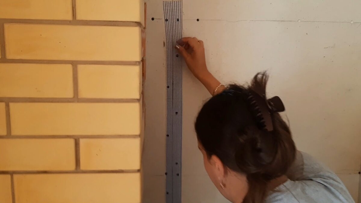 Каждый шов прохожу серпянкой, которую креплю с помощью плиточного клея