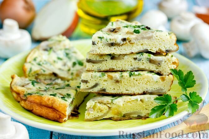 яйца, сливки, шампиньоны, лук репчатый, сыр твёрдый, масло сливочное, зелень петрушки, соль, перец чёрный молотый
