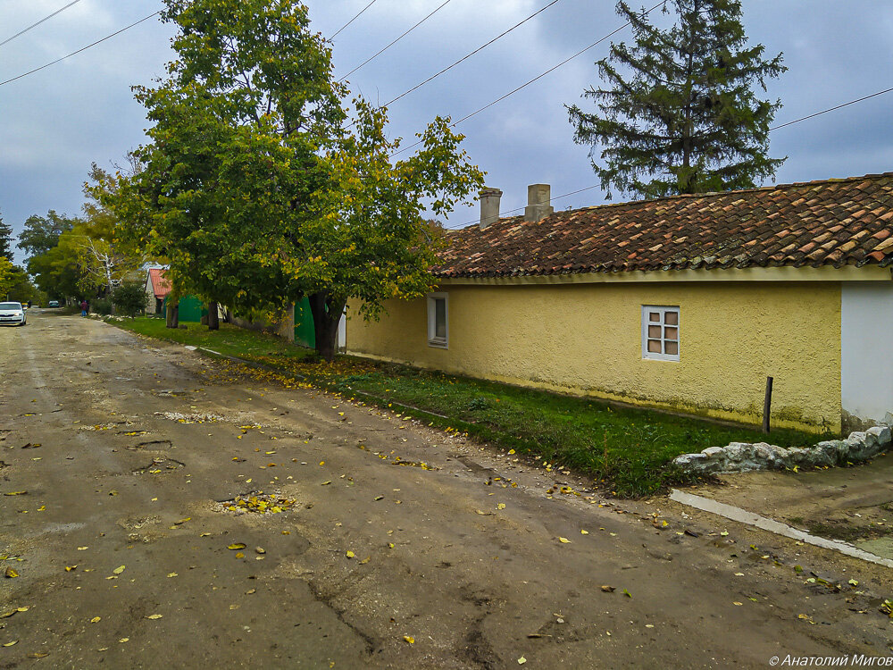 На фото: традиционный крымско-татарский дом. Дом  длинный и кажется очень низким. Так оно и есть. Уровень пола там ниже уровня земли. И потолков в таких домах не было. Подобных строений еще много сохранилось в Старом Крыму.