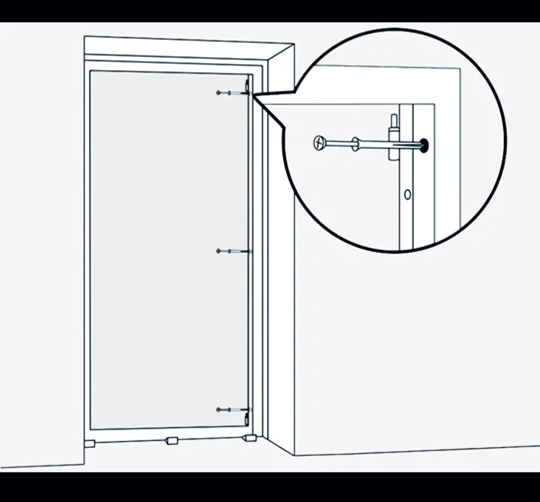 Начинать крепить коробку желательно со стороны петель. 