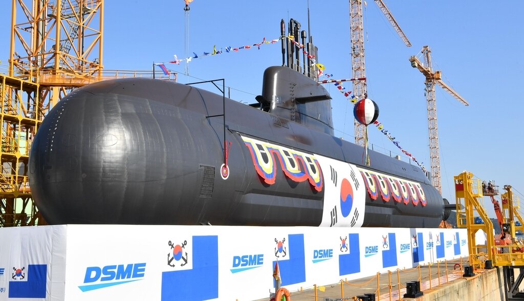 На  этой фотографии, предоставленной ВМФ Республики Корея, показана новая  южнокорейская подводная лодка «Ан Му» водоизмещением 3000 тонн,  оснащенная передовыми боевыми и гидроакустическими системами. Во вторник военно-морской флот страны провел церемонию спуска на воду  дизельной подводной лодки среднего класса, названной в честь известного  корейского борца за независимость, на верфи Okpo компании Daewoo  Shipbuilding and Marine Engineering Co в юго-восточном городе Кодже.  (ВМС Республики Корея)