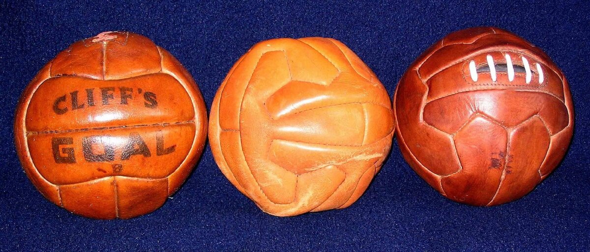 Три оригинальных кожаных мяча 1930-х годов. Левый мяч от английской компании «CLIFF’s», которая была одним из официальных поставщиков мячей на Кубок мира 1934 г. Мяч в середине похож на мяч ЧМ 1934 года, который был назван «ZIG-ZAG Model» и, возможно, произведен на «Horbury Yorks Sports Factory» английской компанией «SYKES Ltd.». Справа мяч аналогичный мячу 1934 г.,  мяч «Federale 102 ECAS».