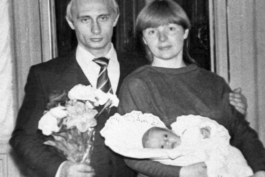 Владимир Путин с семьей. Источник: Яндекс.Картинки