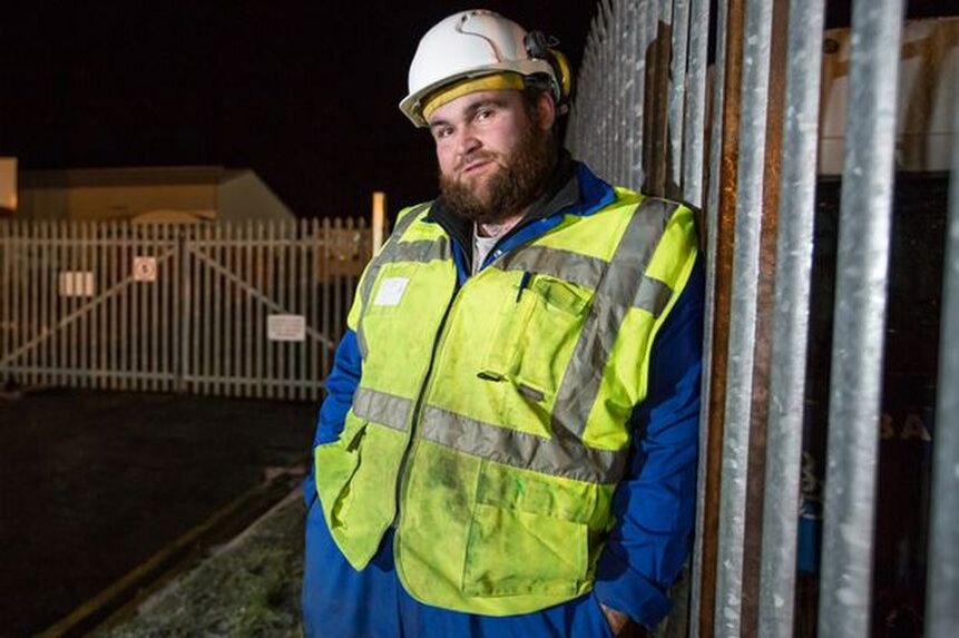 парень мусорщик. лотерея мусорщик. 50 миллионов рублей. 15 миллионов рублей фото. 15 миллионов потратил.