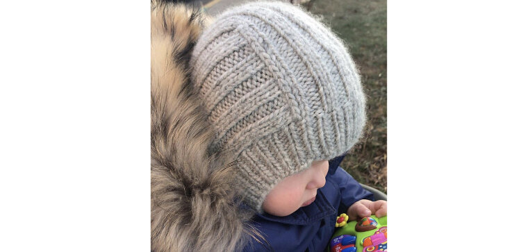 За счет вязки резинкой шапочка идеально садится на голову, не сковывая движений.