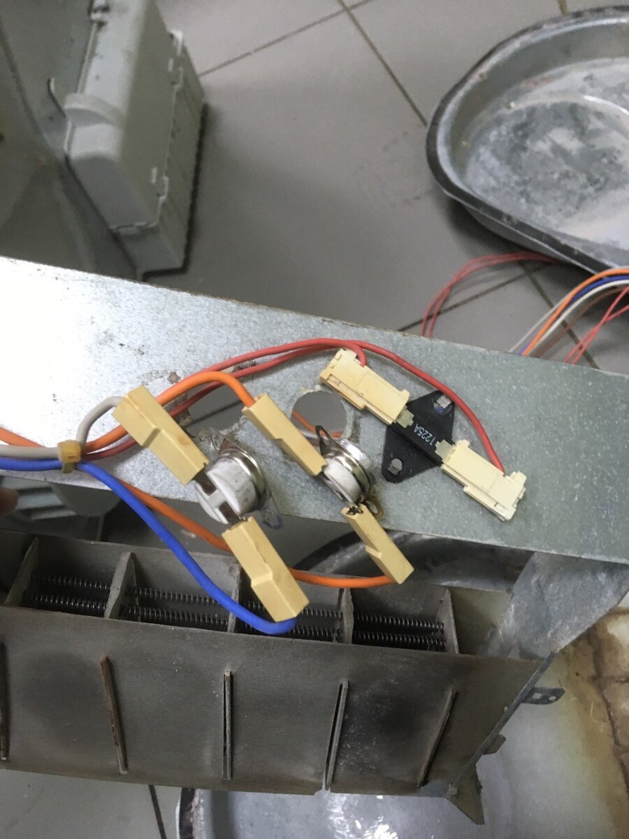 Два белых датчика  - термопредохранители, черный - датчик температуры