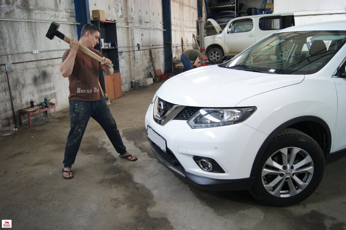 Фото с прошлой моей работы, где напарник мне показывает, как нужно рихтовать автомобили.