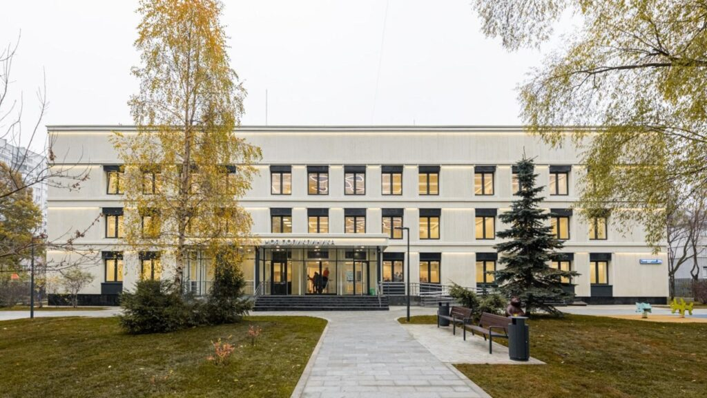 В центре сюжета - столичная 125 поликлиника. Неплохо, не правда ли?  Эта и следующие фотографии - mos.ru