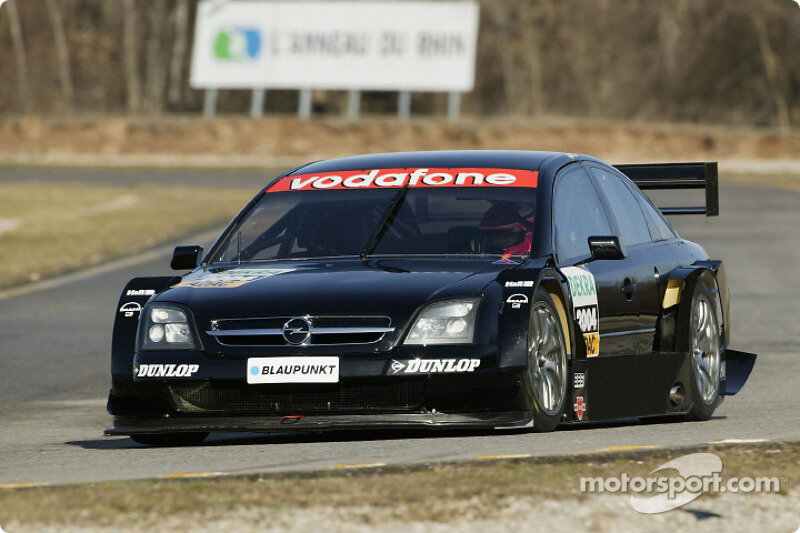 Opel Vectra V8 на тестах в 2004м году в испанском Эшторила, за рулём шеф отделения Opel Motorsport Фолькер Штрайцек (Volker Strycek)