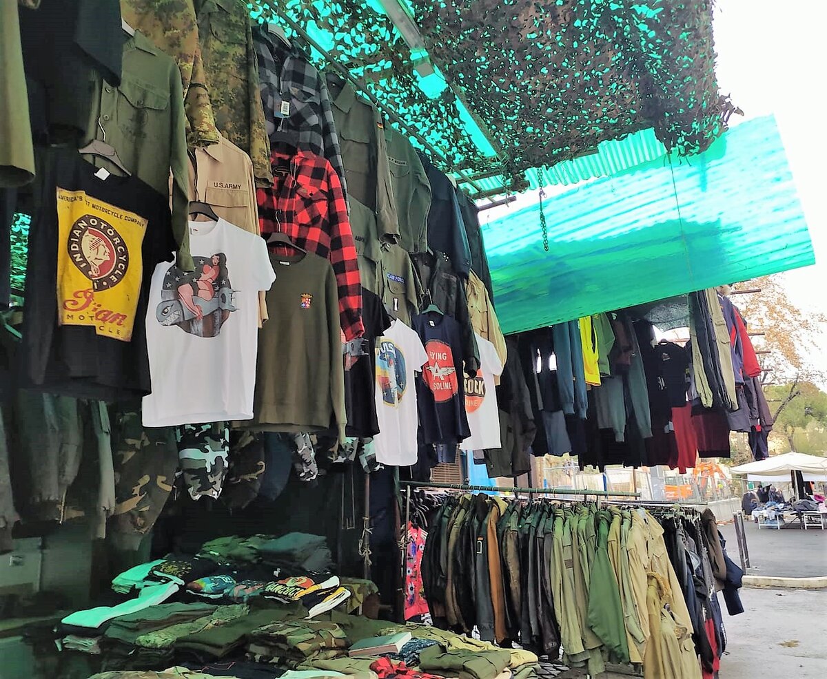 Один из рядов блошиного рынка в Риме.