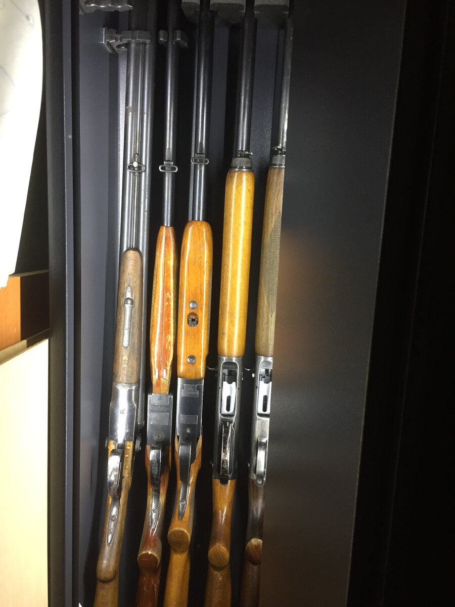 Тут более четко видно ложементы в которые установлены ружья.