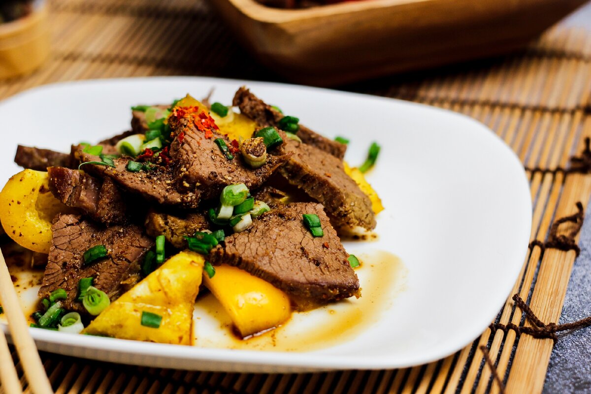 Говядина не должна растушиться в тушенку! Это тоже будет вкусно, но не очень красиво :)