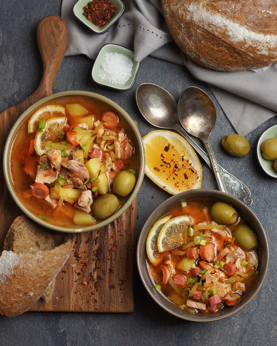 Солянка. Одна из визитных карточек русской кухни.