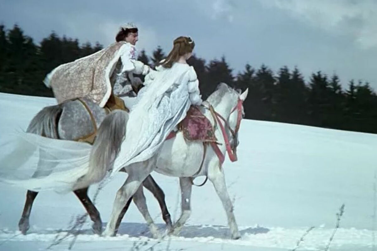 Кадр из к/ф "Три орешка для Золушки"