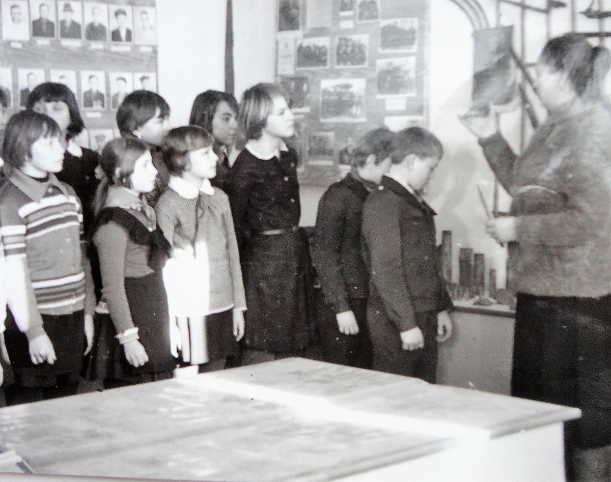  1961       Родезия исключена из британского Содружества за политику апартеида в стране.
      Владимир Щербицкий назначен председателем Совета Министров Украины.
      В СССР осуществлён успешный запуск в космос космического корабля с человеком на борту. Юрий Гагарин облетает планету за 108 минут и благополучно возвращается на Землю. Спустя три недели американский астронавт Алан Шепард проводит на околоземной орбите лишь 15 минут. Отставание США от СССР в космической области стало очевидным для всего мира! США поняли, что отныне их территория находится в зоне досягаемости русских атомных боеголовок и стали себя вести более сдержанно на международной арене.
      Президент США Дж. Кеннеди назвал приоритетной задачей нации высадку человека на Луну.
      Впервые в мире советская ракета В-1000 в верхних слоях атмосферы перехватила боевой блок баллистической ракеты.
      Из-за предательства перебежчика в Лондоне арестован советский разведчик Джордж Блейк, возглавлявший один из отделов английской разведки, работа которого была направлена против СССР.
      В Индийском океане арабскими террористами взорван английский пароход «Дара», в результате чего погибли 236 человек.
      Проведена первая телетрансляция из Москвы по сетям «Евровидения» и «Интервидения».
      В Израиле прошёл суд над военным преступником бывшим оберштурмбанфюрером СС Адольфом Эйхманом, отвечавшим перед Гиммлером «за окончательное решение еврейского вопроса». Эйхман был похищен из Аргентины агентами израильской разведки Моссад и признан виновным в уничтожении многих евреев. Аргентина заявила решительный протест и потребовала вернуть Эйхмана, Израиль не менее решительно отказал: выпускать такую птицу из своих рук никто не собирался. Эйхман по приговору израильского суда был повешен (единственный осуждённый, казнённый на территории Израиля), а дипломатические отношения между двумя странами были разорваны.
      Фидель Кастро объявил, что отныне на Кубе выборов больше не будет. (С подобными заявлениями до Ф. Кастро выступал лишь А. Гитлер после захвата власти в Германии...)
      В СССР принят указ об усилении борьбы с тунеядством.
      В нашей стране прошла первая телетрансляция матча футбольной сборной из-за рубежа (Польша – СССР).
      В Нью-Йорке ровно через девять месяцев после аварии, лишившей город электричества на целый день, отмечен небывалый бум рождаемости.
      Во время гастролей в Париже труппы Ленинградского Мариинского театра агентура КГБ доложила своим шефам в Москву о том, что молодой солист балетный танцор Рудольф Нуриев после спектаклей проводит ночи напролёт в компании парижских гомосексуалистов. На самом верху было решено Нуриева из зарубежной поездки срочно отозвать (якобы для участия в правительственном концерте). Однако в аэропорту Р. Нуриев умудрился сбежать от своих провожатых, обратился к французскому полицейскому и попросил политического убежища во Франции, которое ему было немедленно предоставлено.
      Киев награжден орденом Ленина.
      В Техасе президент США Дж. Кеннеди открыл первый в стране завод по переработке морской воды в пресную.
      В Дании свинья родила 34 поросенка (мировой рекорд).
      В Виннипеге (Канада) открыт памятник Тарасу Шевченко.
      При приземлении затонул спускаемый аппарат второй американской космической экспедиции, астронавт В. Гриссом был спасен.
      Умер Освальд Рейнер, профессиональный английский разведчик, который в 1917 г. был фактической душой заговора против проповедника Григория Распутина, фаворита российского императора Николая II и его жены Александры Фёдоровны. Смертельный выстрел в Распутина в злополучный вечер 29 декабря 1916 г. сделал именно английский разведчик О. Рейнер, добивший жертву в упор, в лоб (контрольный выстрел). Душой заговора были не князь Феликс Юсупов, великий князь Дмитрий Павлович (оба были любовниками), не лепутат Пуришкевич, а английская разведка Ми-6. Сейчас это доказанный исторический факт. Британцы страховались на случай возможного сепаратного мира России и Германии. Интересно, что информацию об участии Ми-6 в убийстве разгласили именно британские исследователи: 1 октября 2004 г. по английскому телеканалу ВВС-2 прошёл фильм, посвященный убийству Г. Распутина. Отставной сотрудник Скотленд-Ярда Ричард Кален и историк Эндрю Кук на основе фотографий трупа Распутина, актов вскрытия, документов и мемуаров той поры достоверно восстановили картину убийства. И это лишь крошечная часть огромного айсберга подрывной работы Великобритании против России. В 1917 г. (не случайное совпадение!) О. Рейнер получил звание капитана. В 1919 г. получил орден и начал работу в Стокгольме. Именно из нейтральной Скандинавии тогда вела свою работу английская разведка против России. В 1920 г. его перебросили поближе – под прикрытием журналистской деятельности он перебрался в Финляндию. Только очень наивные люди могут предполагать, что кадровый разведчик рядом с его «профильной страной» всего лишь пишет статьи для «Дейли Телеграф» о горячих финских парнях. В дальнейшем О. Рейнер не потерял связи с эмигрантом кн. Ф. Юсуповым, получая от него информацию о настроениях в русских эмигрантских кругах и помог перевести его книгу воспоминаний на английский язык.
      В СССР создана система Гражданской обороны.
      ГДР призвала страны Варшавского договора принять меры против «подрывной деятельности» Западного Берлина. Тогда-то и решено было строить Берлинскую стену.
      Выстрелом из охотничьего ружья покончил жизнь самоубийством Эрнест Хемингуэй. Он ушёл из жизни точно таким способом, как и его отец...
      Космонавт Герман Титов стал первым человеком, облетевшим Землю больше одного раза и находившимся в космосе больше суток.
      Во Франкфурте неизвестными убит лидер тунисской оппозиции Бен Юсеф.
      Родился Джимми Сомервилл, британский певец и гей-активист. Самый активный борец за права гомосексуалистов из всех известных артистов. С начала своей карьеры он открыто пел о проблемах личной жизни: «Почему я не могу поцеловать его открыто? Скажите мне, почему? Почему вы осуждаете меня? Почему называете больным и грешником? Когда я ни в чём не виноват! Почему?» Странно, но все его концерты ломились от зрителей...
      В Торонто открыт Зал хоккейной славы.
      В Белграде началась I конференция неприсоединившихся стран.
      Согласно классике, начинается действие романа Яна Флеминга «На тайной службе Её Величества».
      При загадочных обстоятельствах в Конго погиб генеральный секретарь ООН Д. Хаммаршельд.
      Начала действовать наибольшая в СССР тепловая электростанция – Приднепровская ГРЭС.
      В Переяславле-Хмельницком открыт памятник в честь 300-летия воссоединения Украины с Россией.
      Произведён первый ядерный взрыв на полигоне в Семипалатинске.
      В Нью-Йоркском Музее современного искусства вверх ногами была вывешена картина А. Матиса «Лодка». (Ошибка была замечена лишь через два месяца!)
      Прошёл XXII съезд КПСС, окончательно развенчавший культ личности Сталина.
      Город Сталино переименован в Донецк, город Сталинград – в Волгоград; а из Мавзолея тело Сталина вынесли и закопали у Кремлёвской стены. (Сейчас, когда нынешнее руководство Грузии по указке из Вашингтона открыто называет Россию врагом, всё громче раздаются голоса русских националистов, призывающих откопать тело Сталина, принесшего столько бед народам Советского Союза, кремировать его, а пепел из пушки выстрелить в сторону Грузии! Оставим эти призывы без комментариев.)
      В Нитерои (Бразилия) произошёл самый большой в истории пожар в цирке, при котором погибло 323 человека.
      Во Вьетнаме погиб первый американский солдат.
      На охоте ранен диктатор Испании Ф. Франко.
