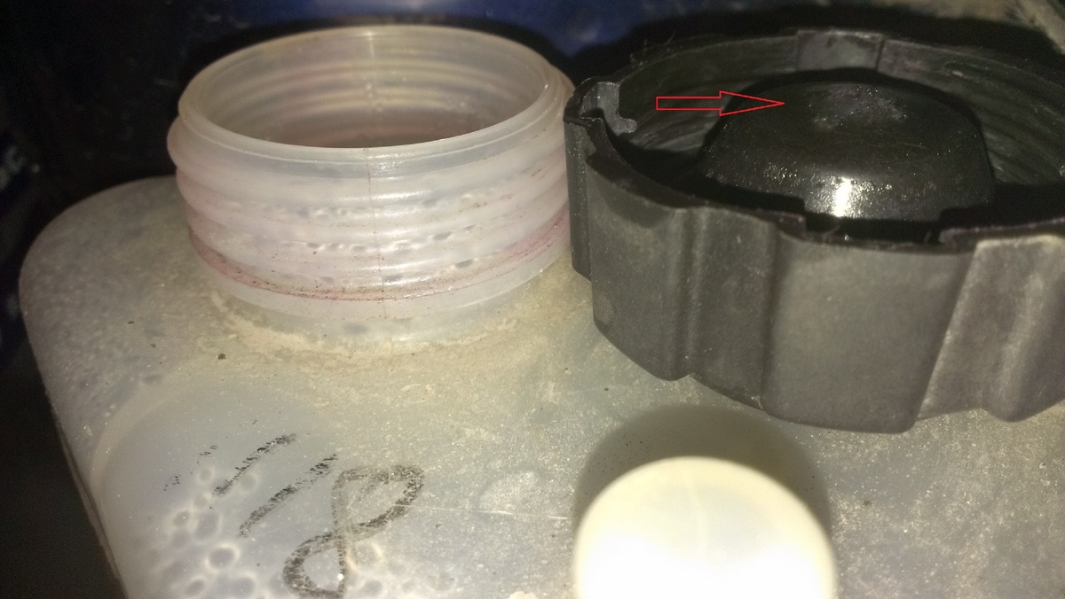 Стрелка указывает на ЛЁД на отверстиях клапана