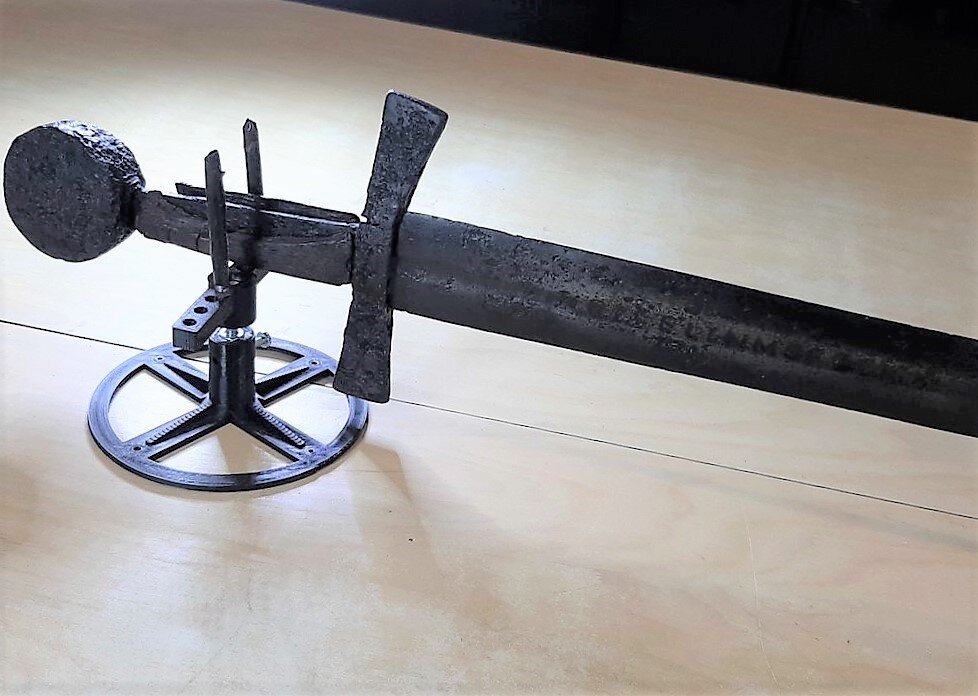 Рукоять и первая треть клинка меча.