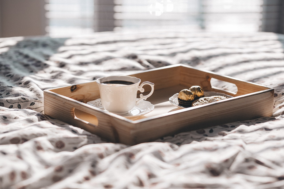 Чашка кофе в постель. Кофе в кровать. Поднос для кофе в постель. Утренний кофе в постель. Мужчина кофе постель