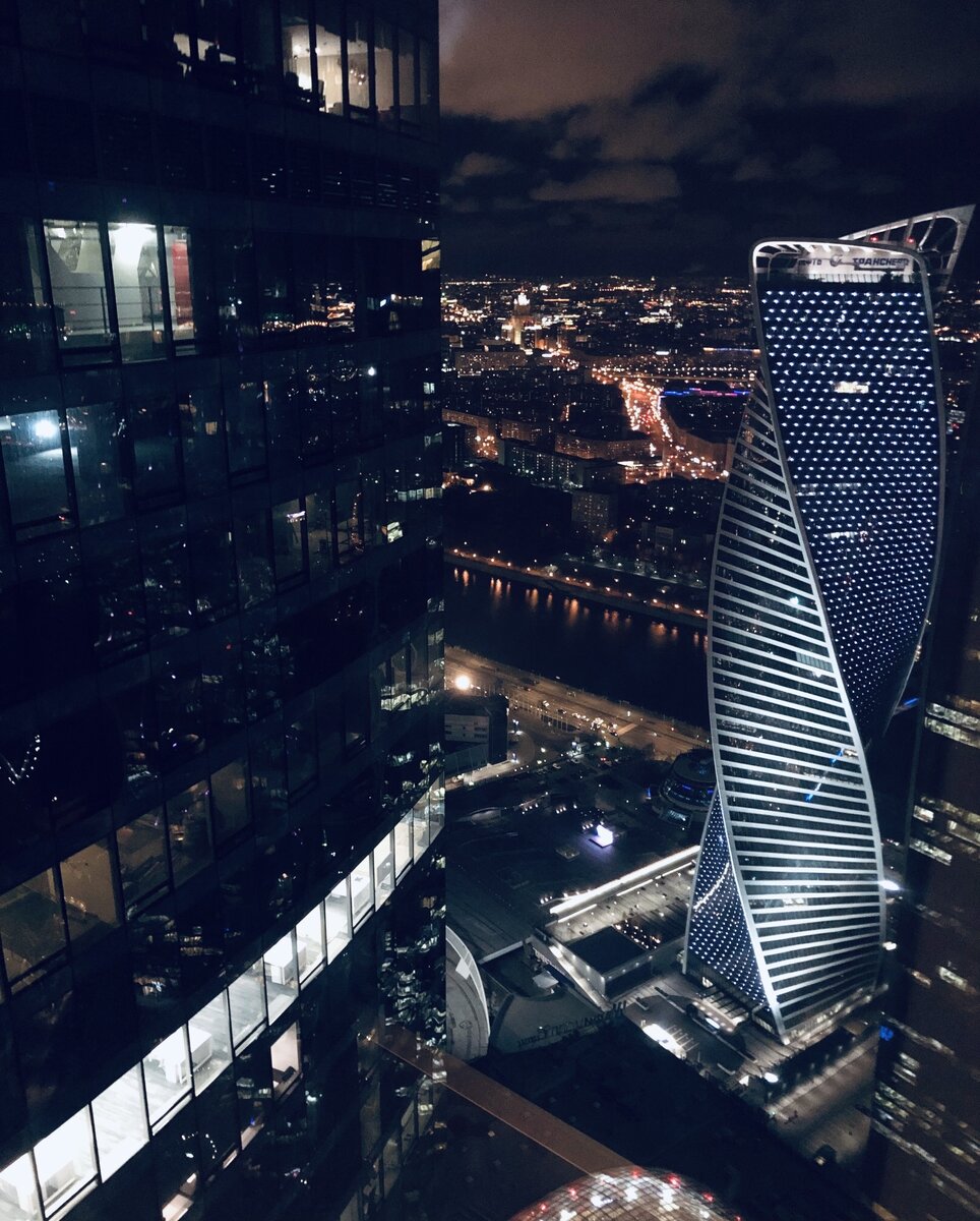 Моё фото. Одна из башен Москва-сити, стала символом денег и финансов. Кто знает , может многие небоскрёбы строили , как ещё один символ иллюминатов, господства над миром.