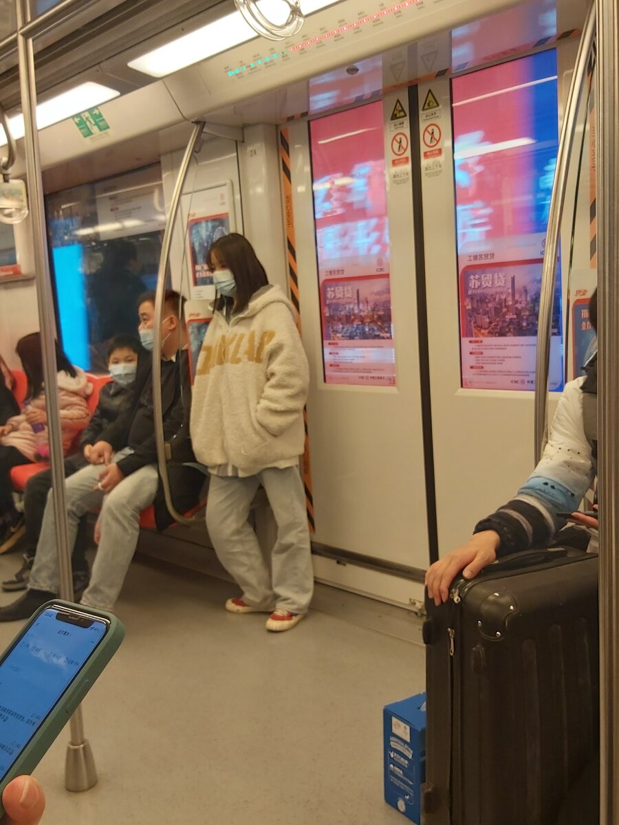 Все еще очень много людей в масках