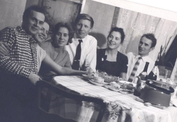 Мама и папа в гостях (справа). Мама в платье из тафты темно-вишневого цвета, сшитом тетей Тоней. Роза приколота запасной пряжкой от туфелек. У мамочки были настоящие английские туфли темно-вишнёвого цвета со сменными пряжками из перламутра. Папа рядом в полосатом галстуке. Как всегда веселый. Душа компании. 