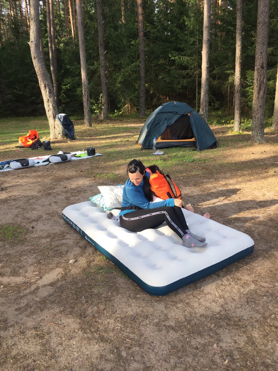 С Наташей оборудовали место ночевки и еды