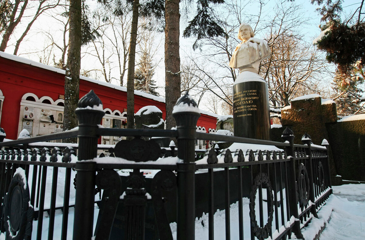 Могила Гоголя в Новодевичьем монастыре