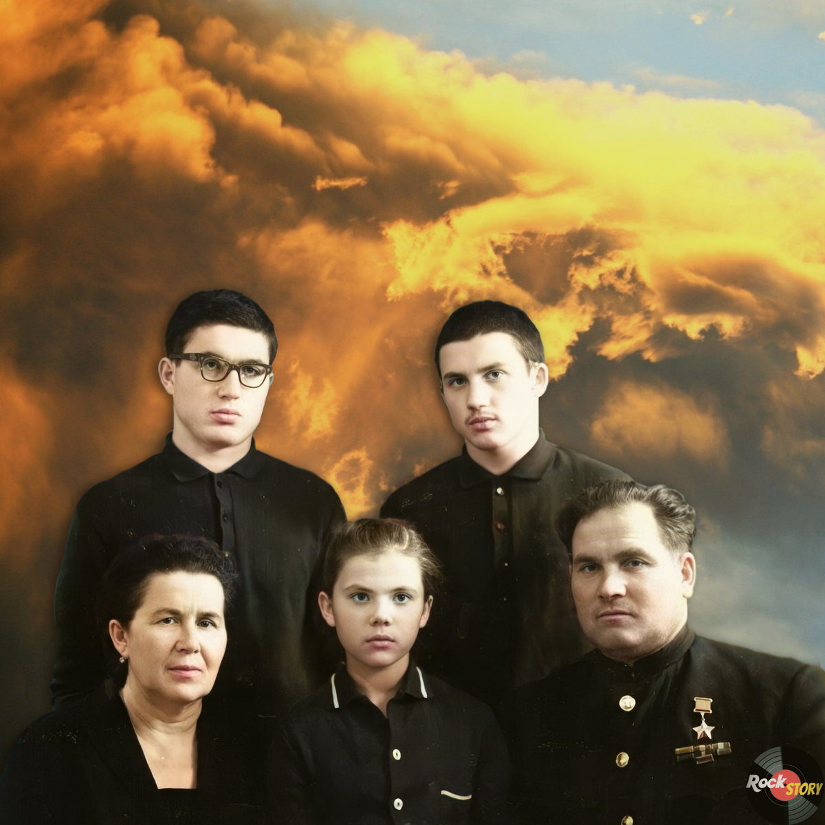 На фотографии: Михаил Девятаев и его семья 