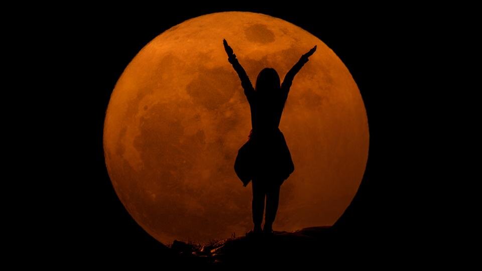 Это ближайшее полнолуние 2021 года, второе из четырех суперлуний 2021 года и второе последовательный «Супер розовая луна. Вот как можно увидеть большой и красивый восход полной луны в апреле 2021 года.