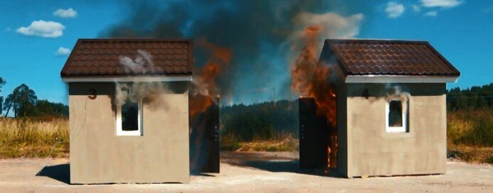 Развитие пожара в газобетонных домах, теплоизолированных минераловатным утеплителем (слева) и экструзионным пенополистиролом (справа)