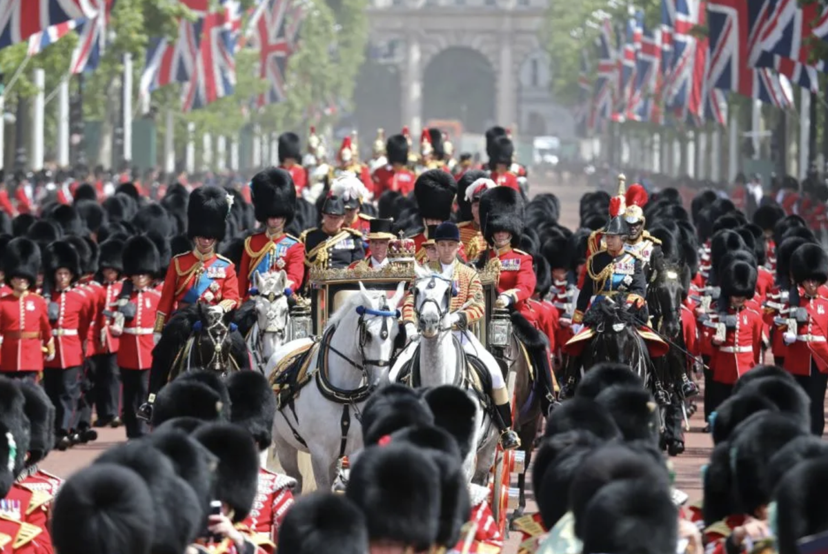 Парад the Trooping the Colour. Trooping the Colour праздник. Trooping the Colour 18 век. День рождения королевы праздник в Великобритании.