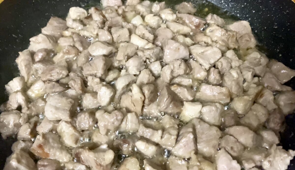 Сначала обжариваем мясо.