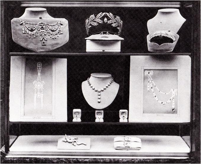 На витрине Cartier выставили всю коллекцию за несколько недель до свадьбы.