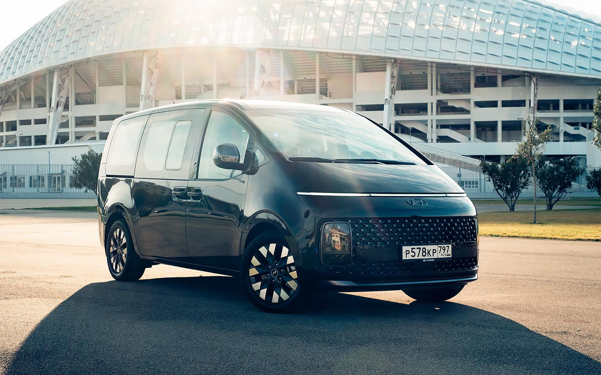 Одну из версий новой Staria люди из Hyundai называют бизнес-шаттл. То, что он Shuttle, видно невооруженным глазом. А что с бизнесом?