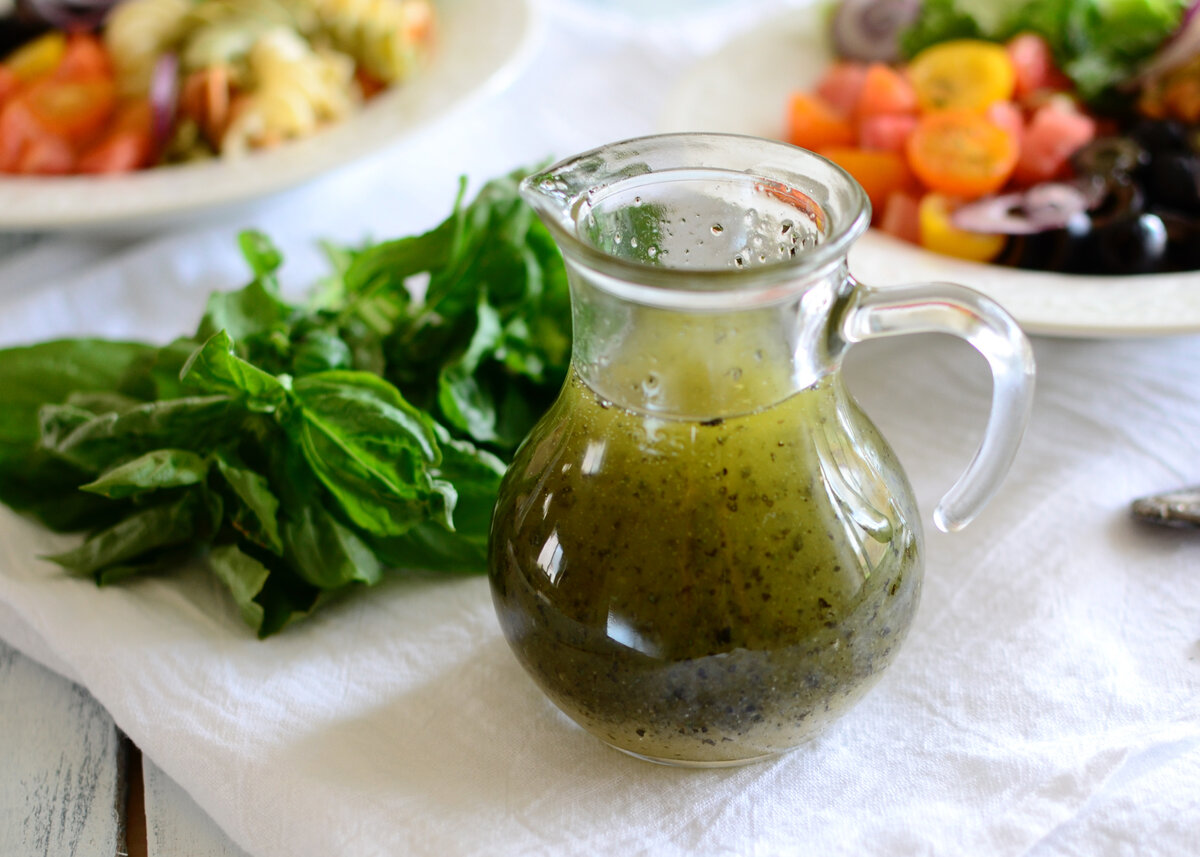 Оливковое масло с овощами. Заправка для салата. Соус для салата. Соус с оливковым маслом. Французский соус для салата.